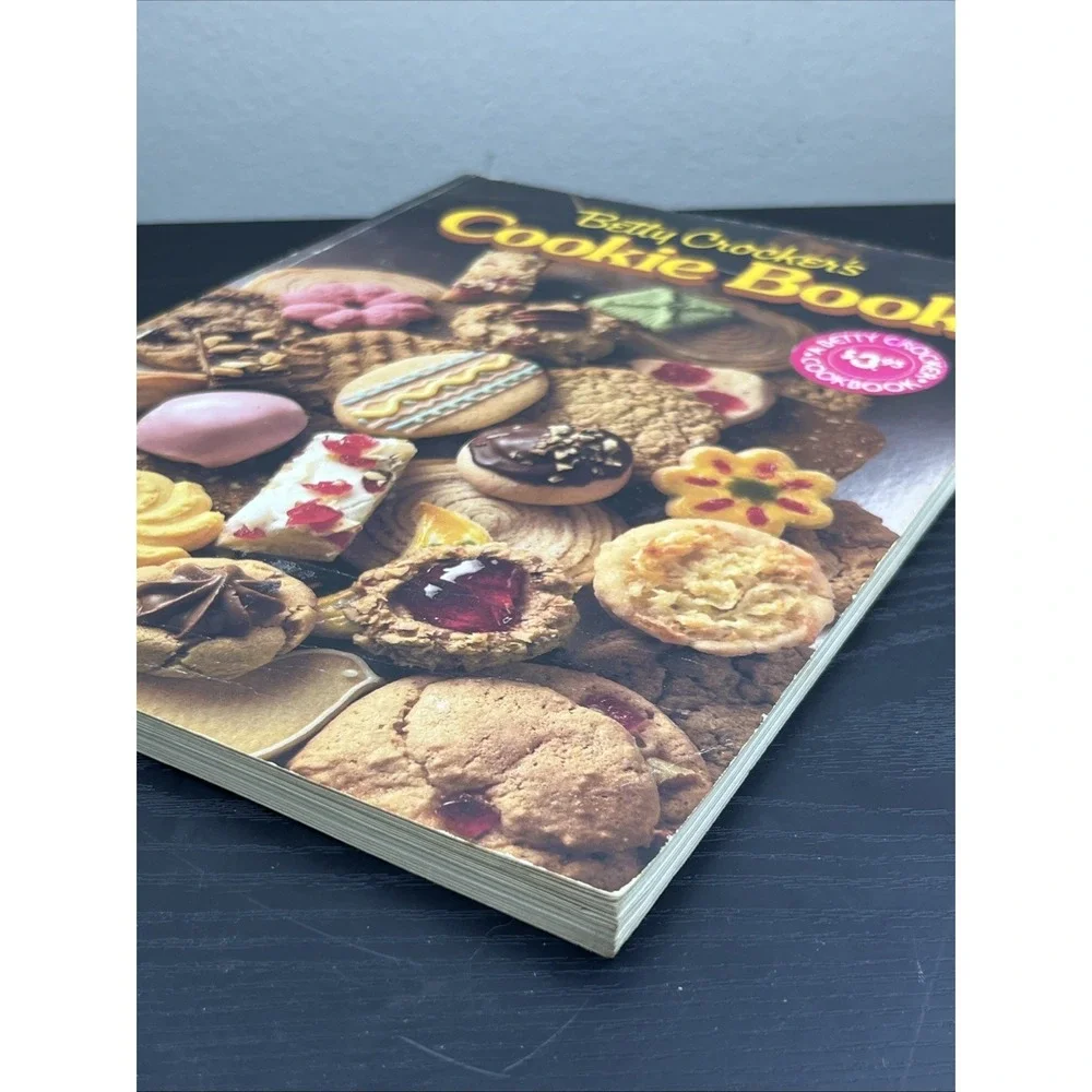 Betty Crockers Cookie Book Paperback Vintage Baking Recipes ACCEPTABLE
